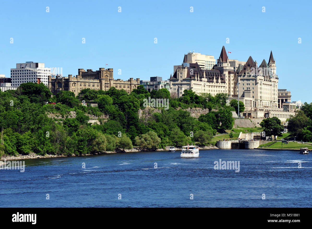 Lo skyline di Ottawa vista dal fiume Ottawa incluso l'inizio del Canale Rideau e il Chateau Laurier Foto Stock