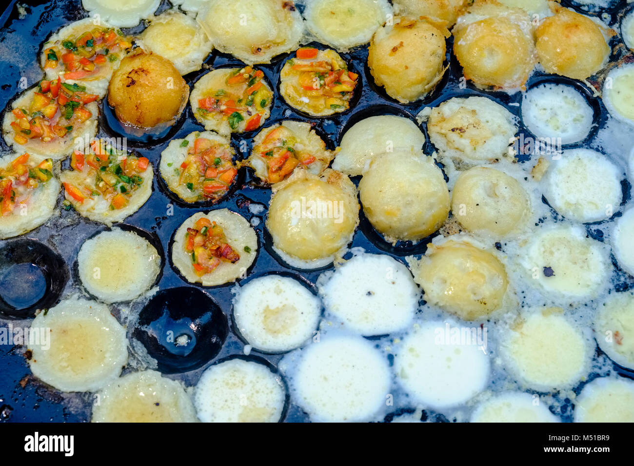Frittura di uova piccole, un popolare snack, sono esposti per la vendita ad un ristorante di strada Foto Stock