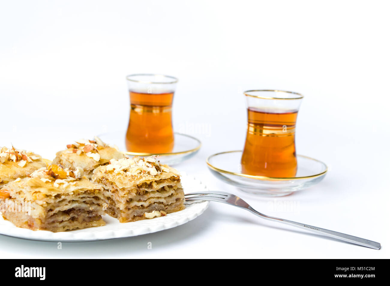 Il Baklava dessert fette con dadi su sfondo bianco Foto Stock