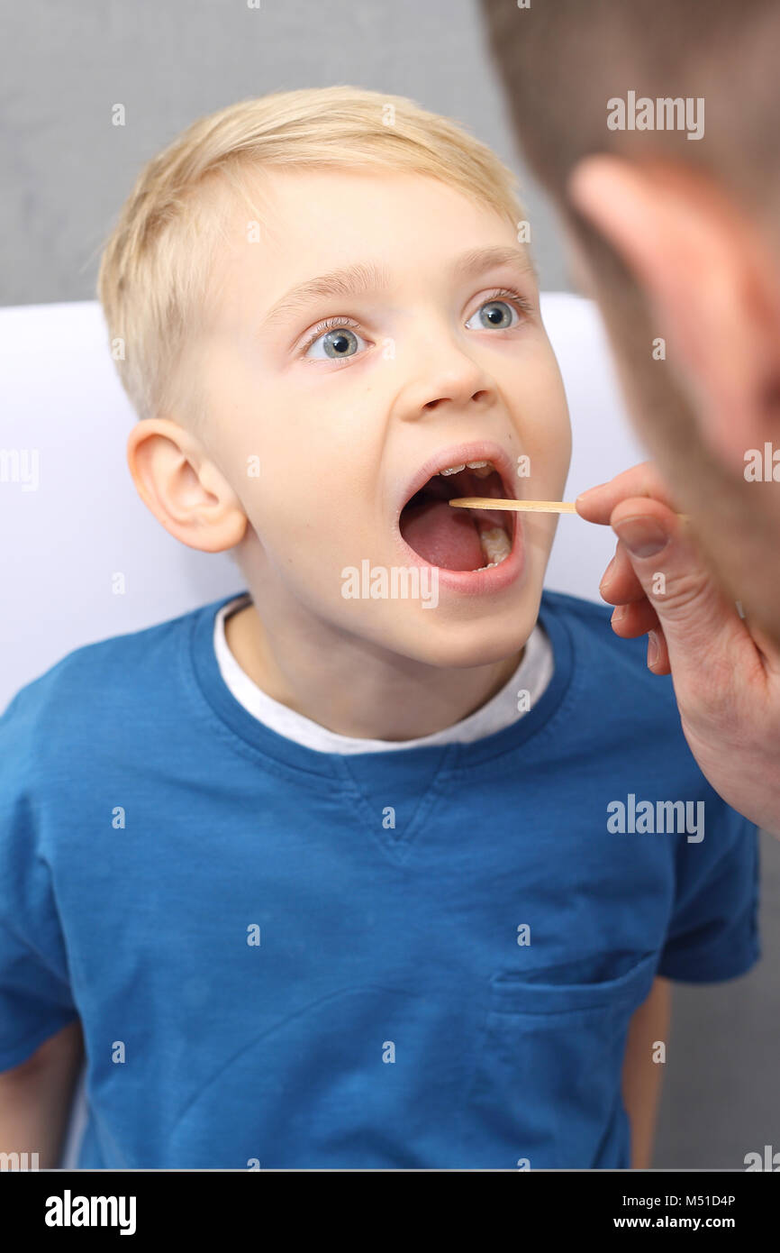 Bambino malato al medico. Il pediatra esamina il bambino. Foto Stock