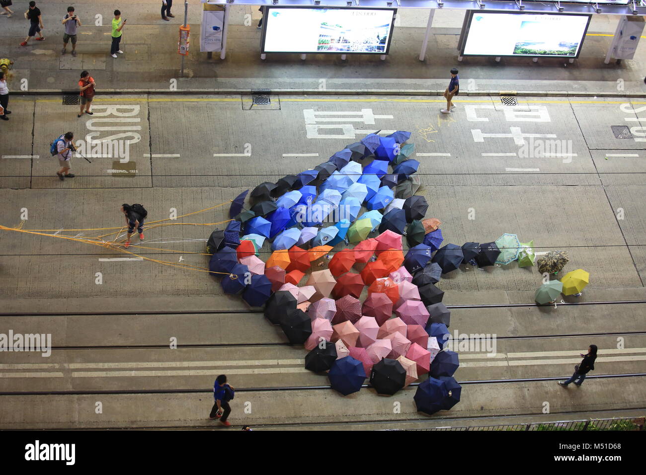 HONG KONG,OCT. 13:grande ombrello della rivoluzione su ocuppy protesta in Causeway Bay il 13 ottobre 2014. Persone coinvolte la rivoluzione ombrello dopo due settimana, la tensione è freddo verso il basso Foto Stock