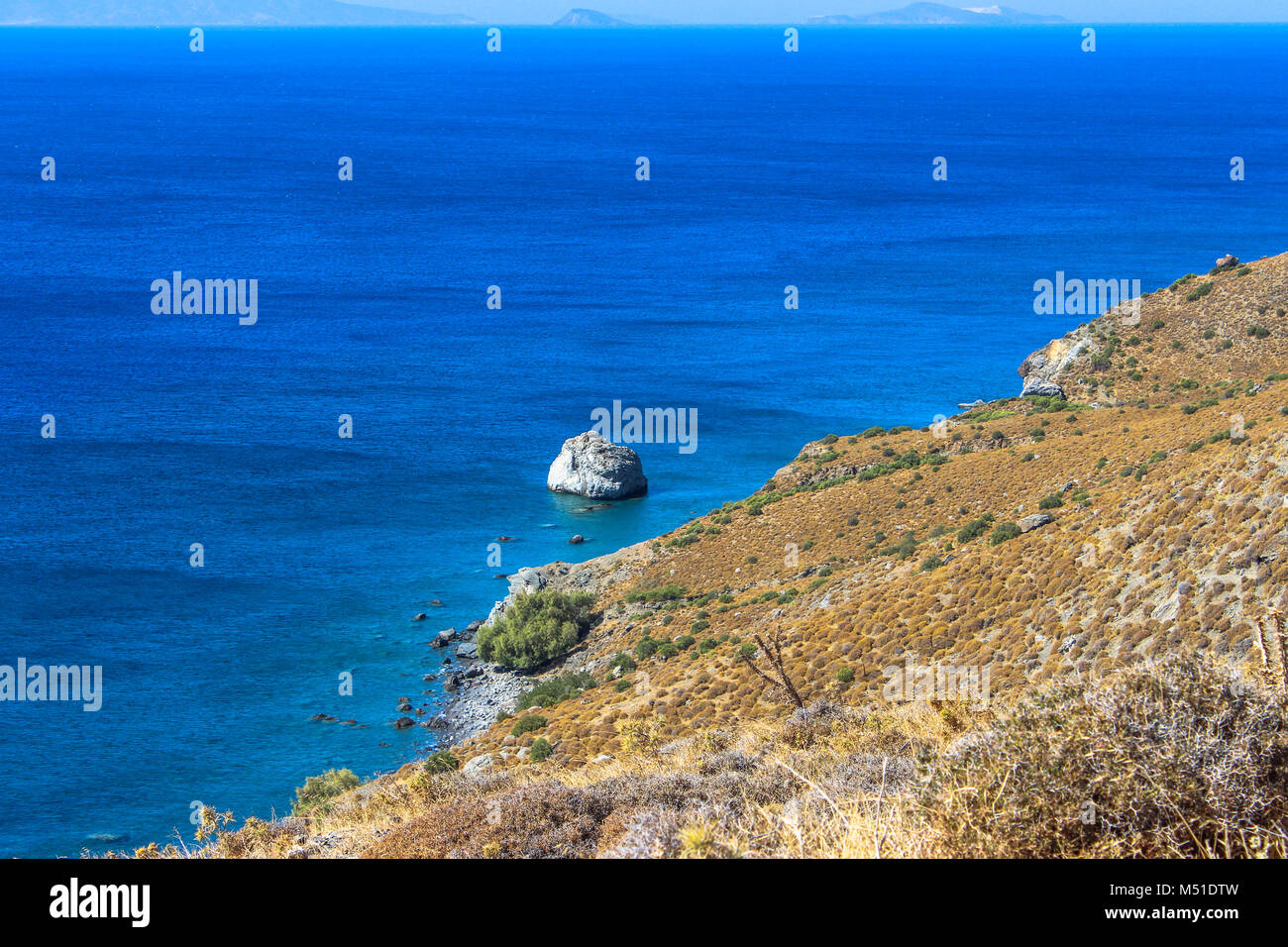 Bella vista sulla costa nel profondo blu acqua Foto Stock