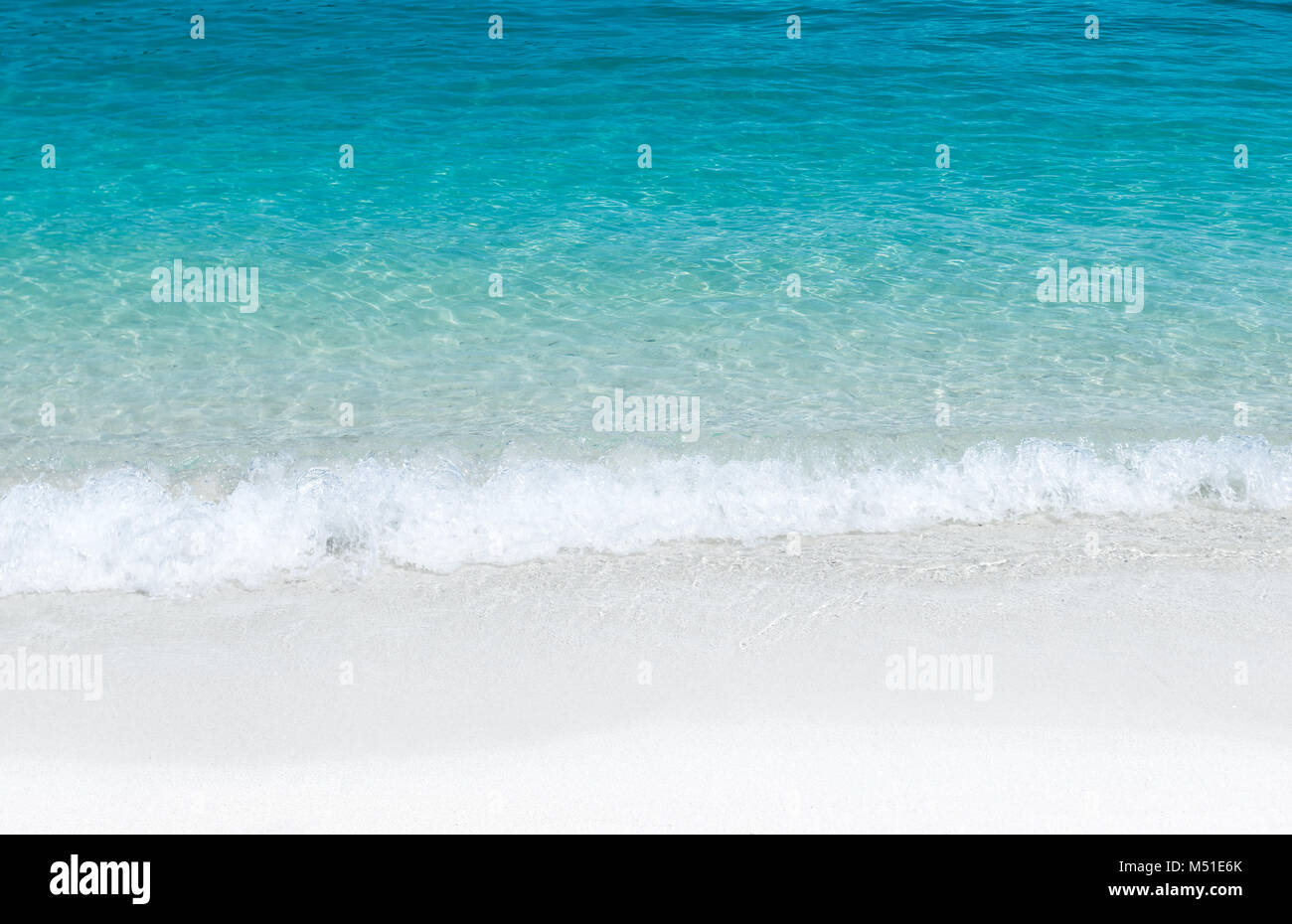 Un mare azzurro e la sabbia bianca di l'isola delle Andamane inThailand con sunlighting. Foto Stock