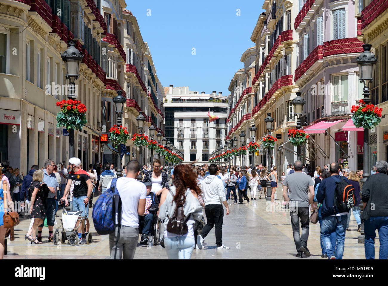 Malaga, Spagna - 31 Marzo 2017: persone waliking nella strada più elegante di Espana, denominata Calle Marques de Larios a Malaga, Spagna Foto Stock