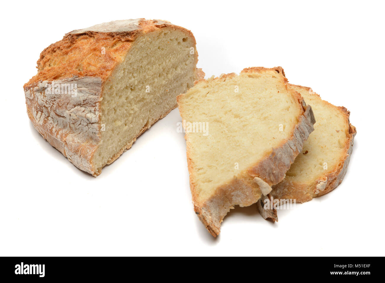 Pane a fette di pane fresco tagliato fuori isolati su sfondo bianco Foto Stock