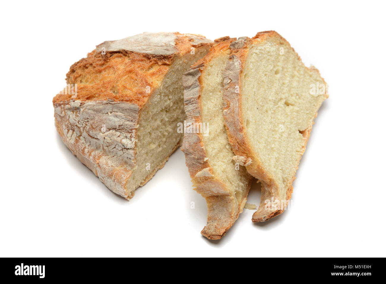 Pane a fette di pane fresco tagliato fuori isolati su sfondo bianco Foto Stock