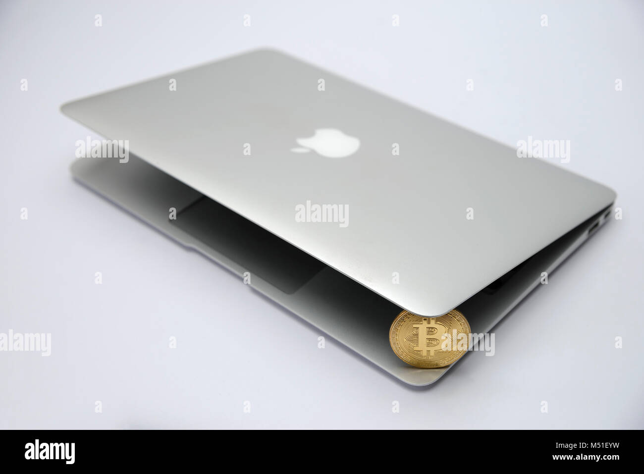 Bitcoin token e il computer portatile Foto Stock