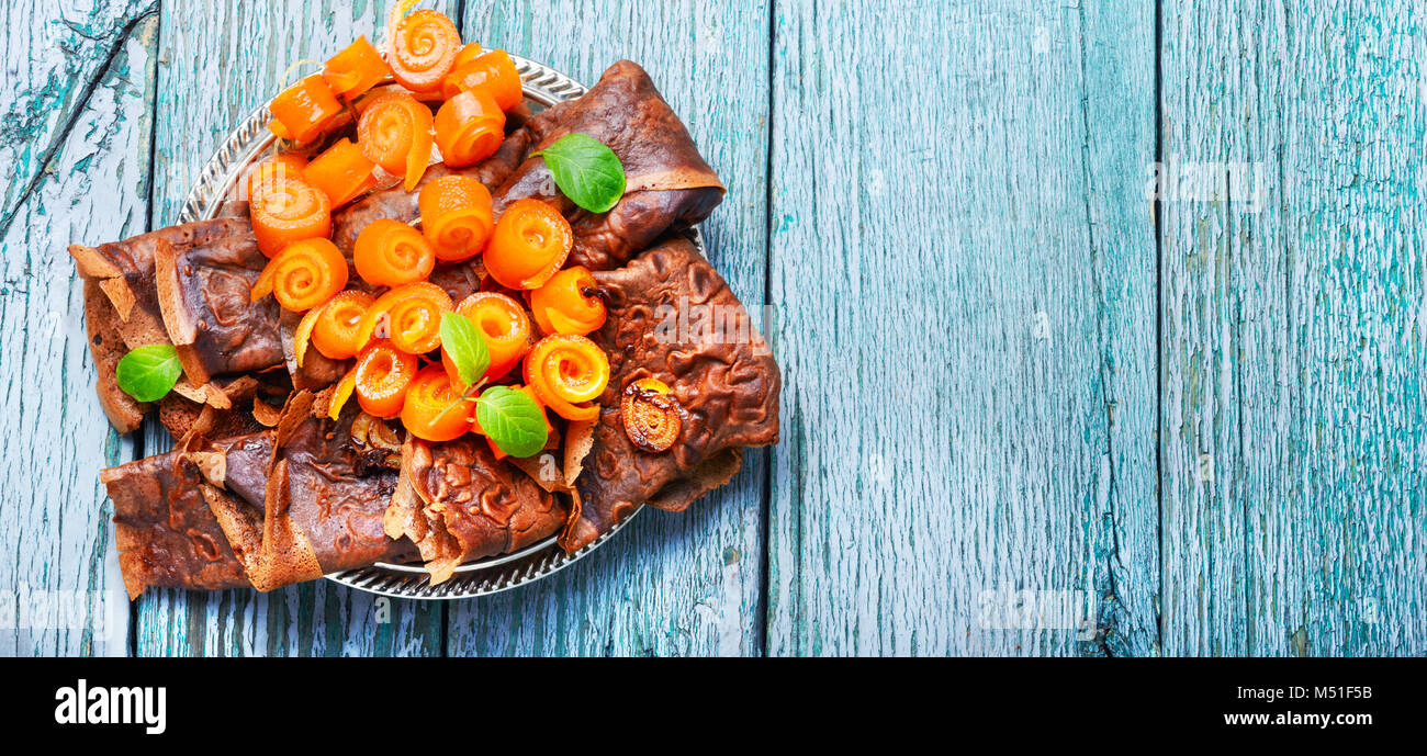 Frittelle con marmellata di colore arancione su sfondo di legno.spazio copia Foto Stock