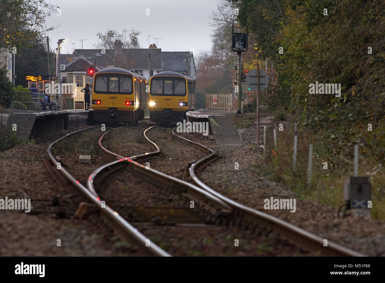 I treni che passano alla stazione Topsham, Devon, Regno Unito Foto Stock