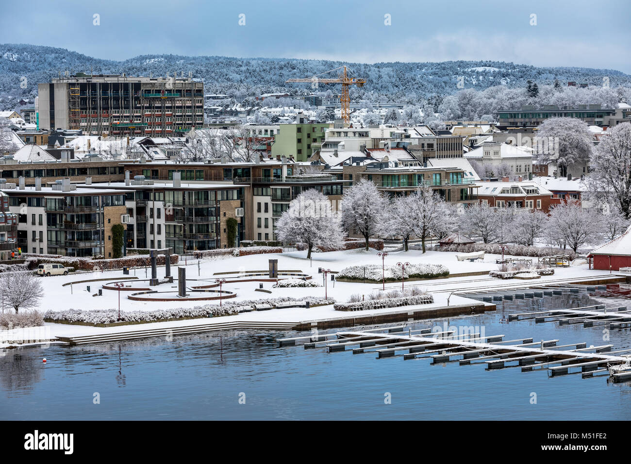 Kristiansand, Norvegia - 17 Gennaio 2018: Il Parco Otterdals coperto di neve. Fontana di acqua sul porto di Kristiansand è stato creato dall'artista Kjell Nupen. Foto Stock
