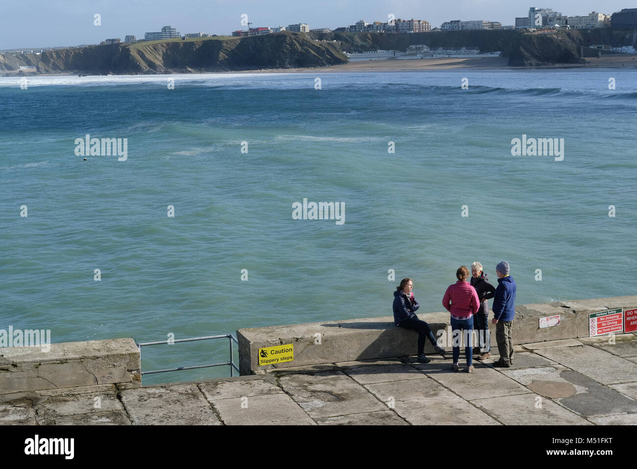 Una famiglia in vacanza a Newquay, Cornwall durante l'inverno. Foto Stock