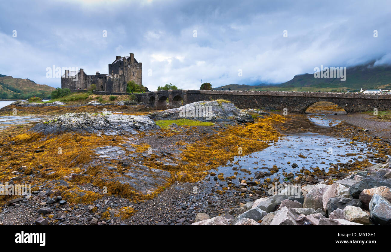 Famoso Castello Eilean Donan su Donan isola nelle Highlands della Scozia. Foto Stock