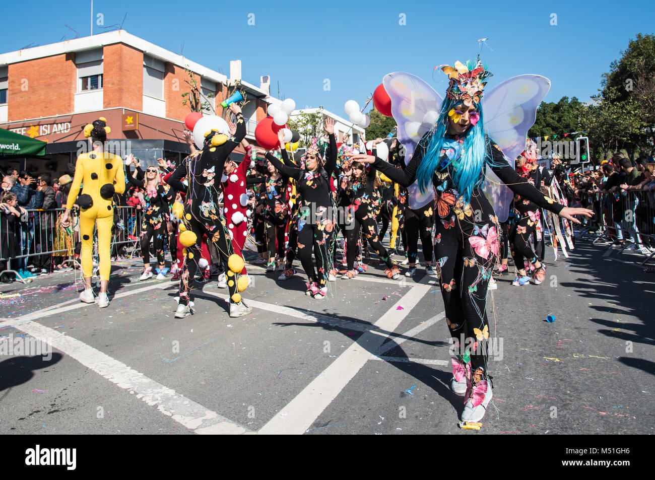 Limassol, Cipro - 18 Febbraio 2018: Happy team di persone vestite con abiti colorati godendo la famosa sfilata di Carnevale nella città di Limassol, Cipro Foto Stock