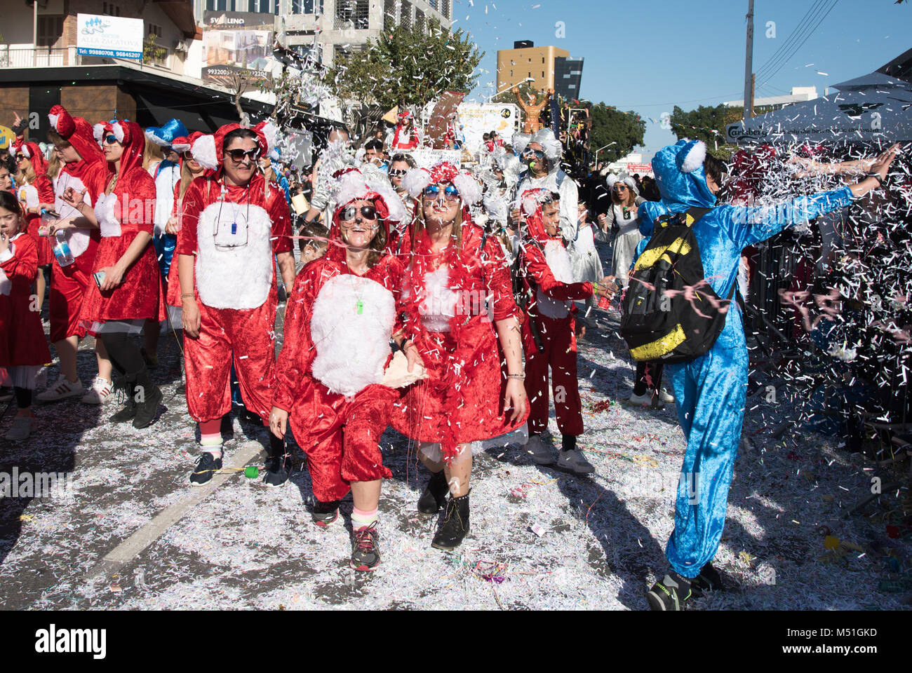 Limassol, Cipro - 18 Febbraio 2018: Happy team di persone vestite con abiti colorati godendo la famosa sfilata di Carnevale nella città di Limassol, Cipro Foto Stock