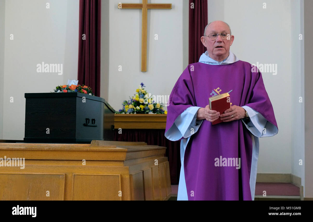 Una cremazione in cui Canford Cemetery & crematorio, Bristol guidato da Cattolica Romana Dean Vince Calder. Foto Stock