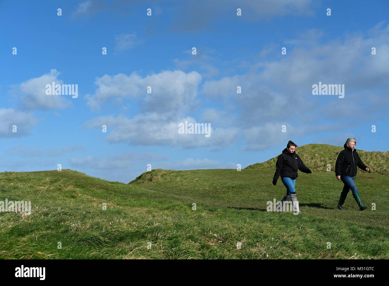 Due persone che camminano al di fuori, Newquay Cornwall. Foto Stock