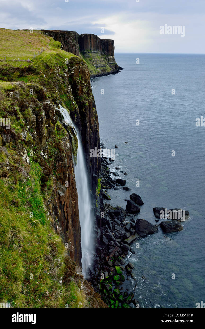 Regno Unito, Scozia, Ebridi Interne arcipelago: Isola di Skye. Kilt Rock Cliffs e Mealt cade Foto Stock