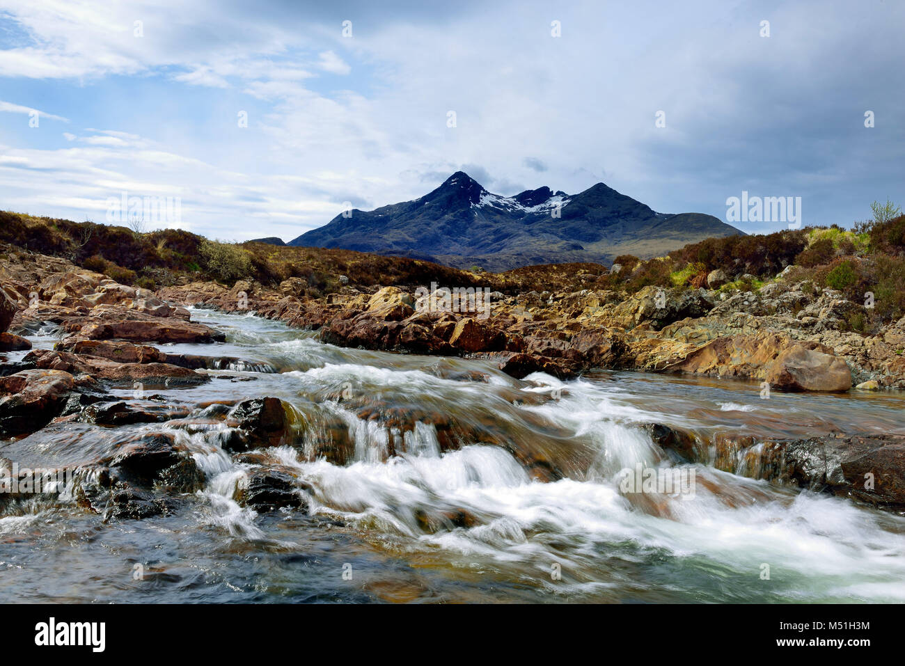 Regno Unito, Scozia, Ebridi Interne arcipelago: Isola di Skye. I supporti Cuillins visto da Sligachan Foto Stock