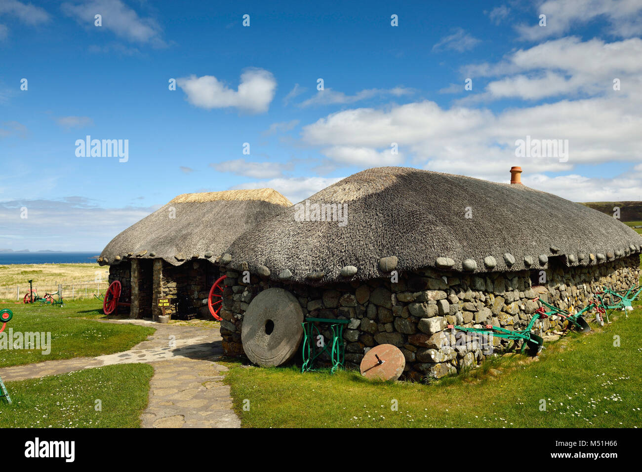 Regno Unito, Scozia, Ebridi Interne arcipelago: Isola di Skye. Museo della vita isolana in Kilmuir. Nero-case tipiche case di Skye Foto Stock