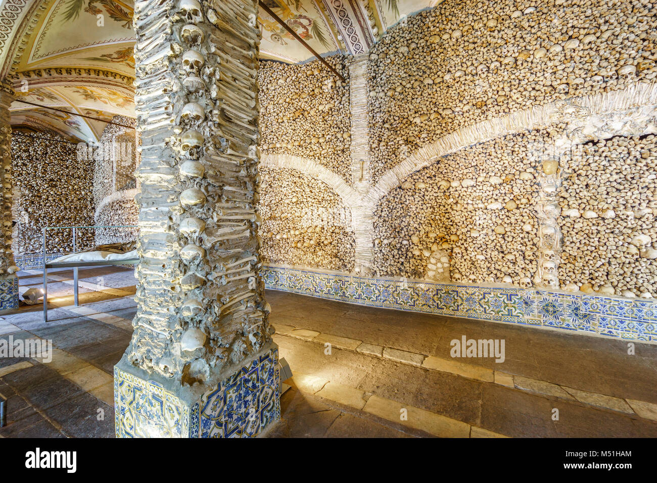 Close-up di un osso-di cui pilastro e parete, Cappella delle Ossa in Royal chiesa di San Francesco, Evora, Alentejo, Portogallo Foto Stock