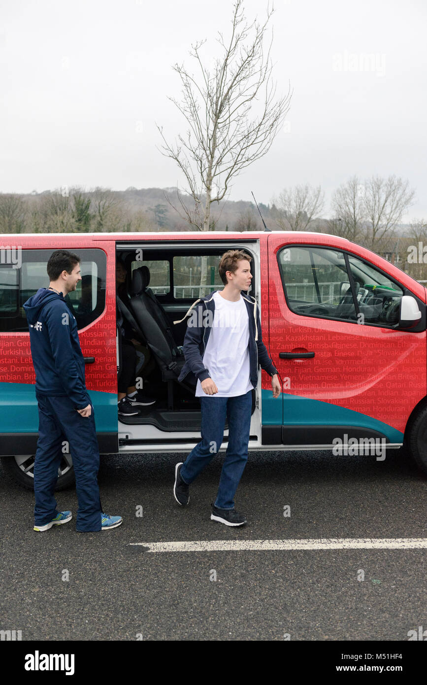 Collegio scuola bambini facendo educazione fisica / a.e. attrezzature sportive al di fuori della scuola van / mini bus prima avente un giochi / lezione di fitness Foto Stock