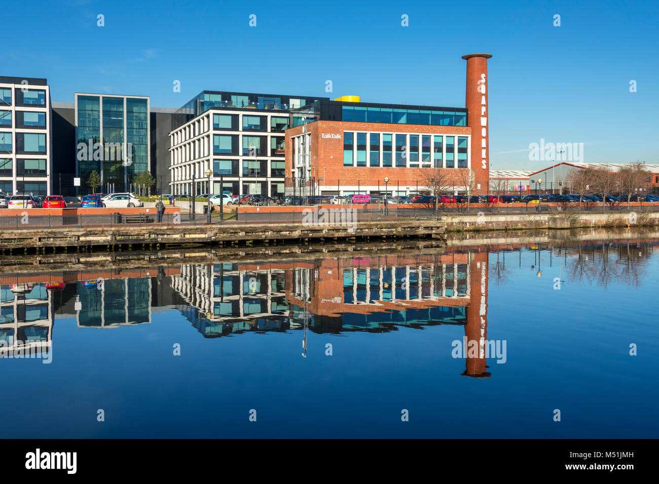 L'edificio Soapworks riflessa nel Manchester Ship Canal a Salford, Manchester, Inghilterra, Regno Unito Foto Stock