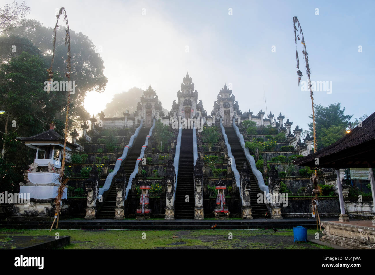 I tre "paduraksa' portali all'ingresso del medio sanctum, Pura Lempuyang tempio, Bali, Indonesia. Foto Stock