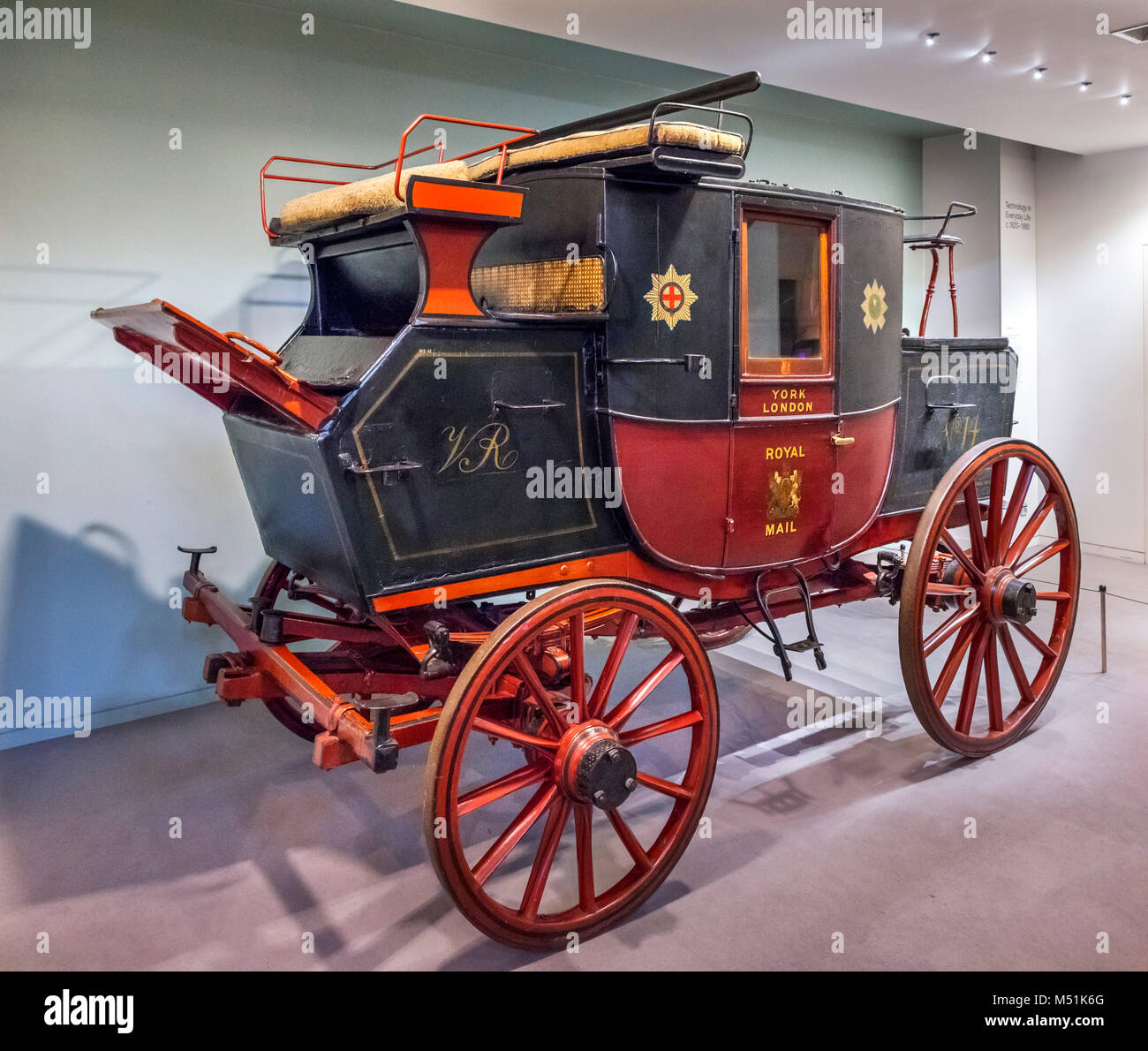 Un allenatore di posta che risale circa al 1820, utilizzato su Londra a York percorso, Science Museum di Londra Foto Stock