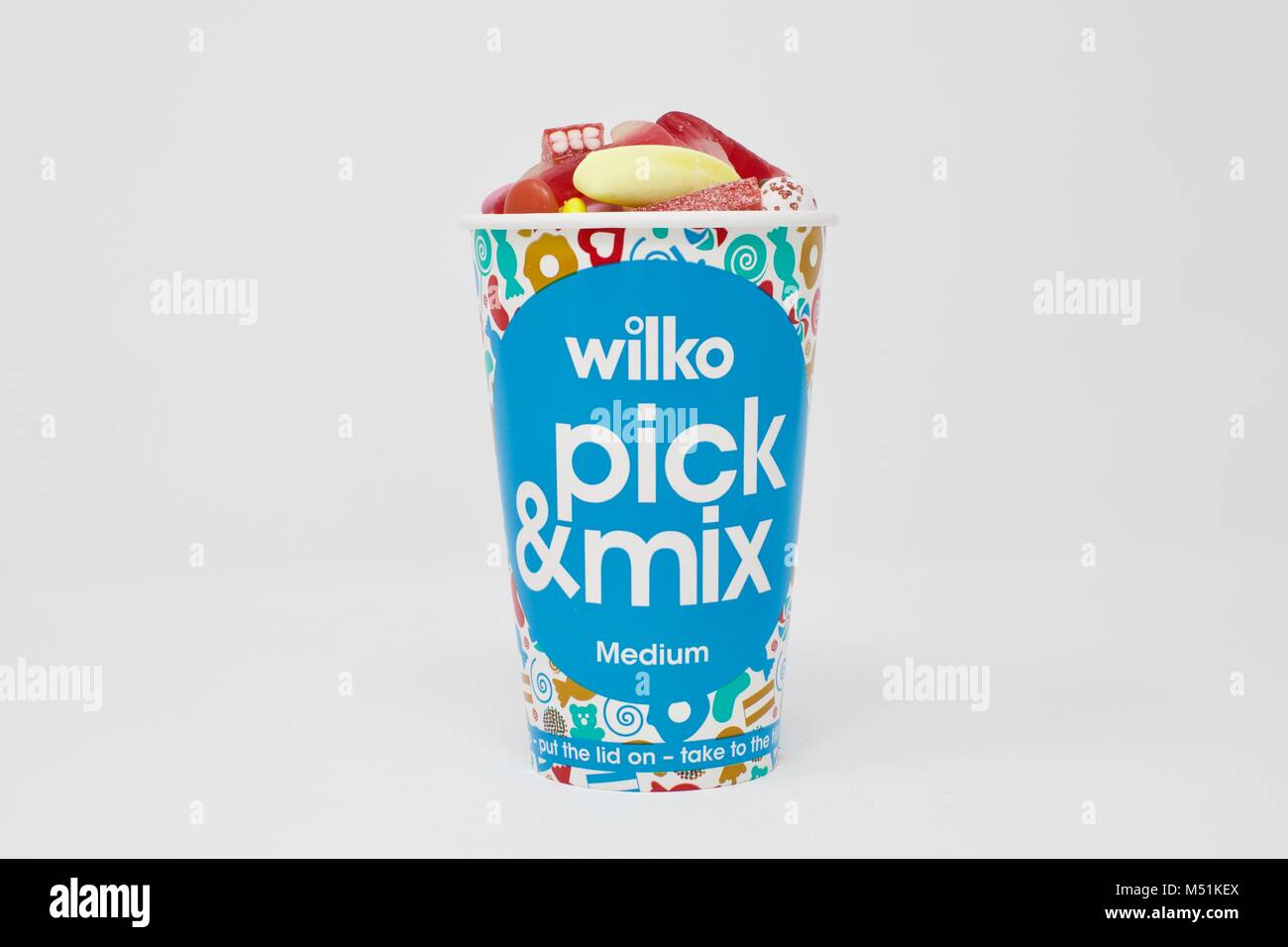 Una tazza di pick & mix da alta strada Wilko a catena Foto Stock