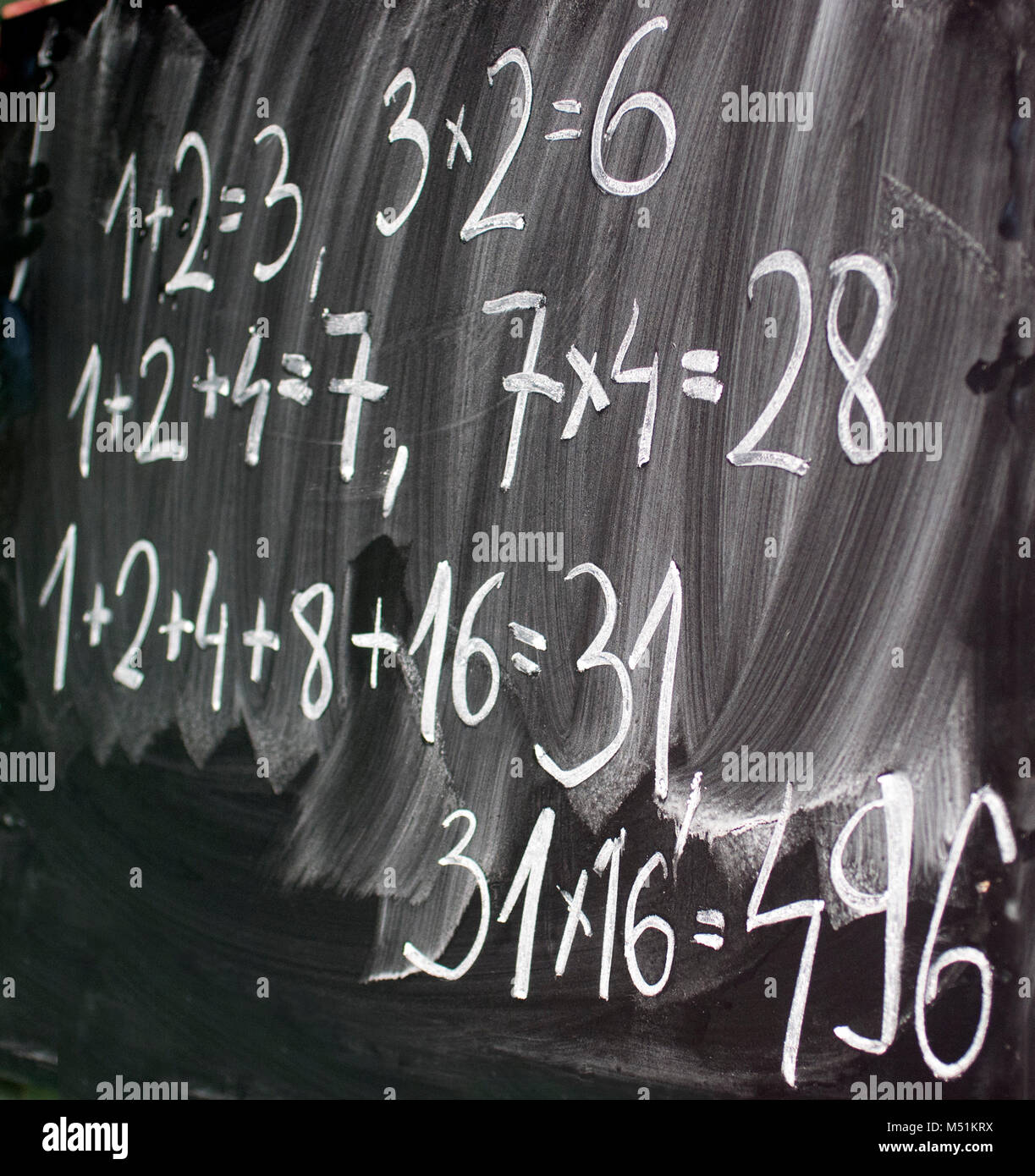 Imparare la matematica su una lavagna Foto Stock