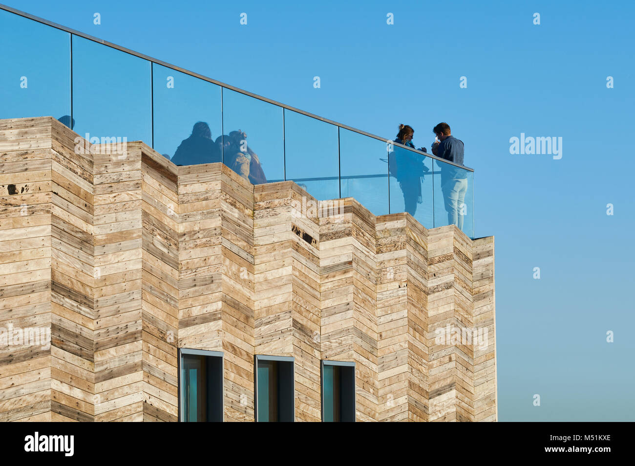 Il cafe sul ponte superiore del nuovo molo di Hastings, East Sussex, Regno Unito Foto Stock