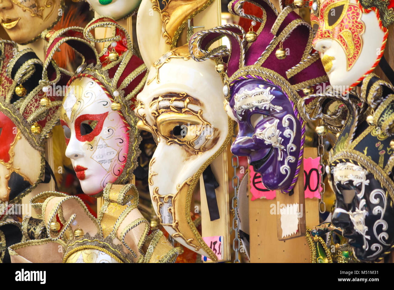 Firenze, Italia - 5 Maggio 2011: decorative maschera di Carnevale PER LA VENDITA IN UN MERCATO DELLE PULCI A FIRENZE, Italia Foto Stock