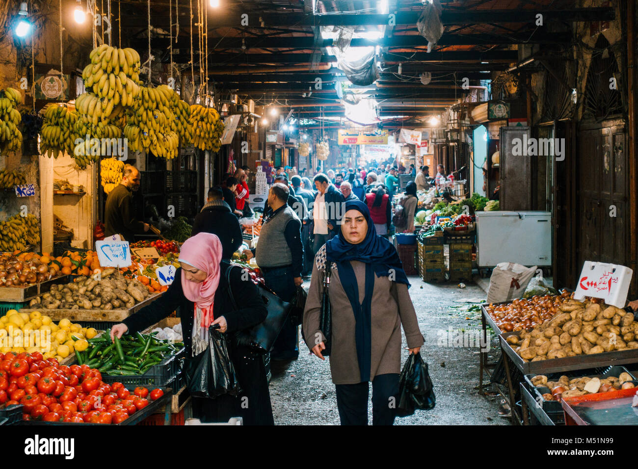 Un peek a produrre carne e bancarelle all'interno di uno storico souk di Tripoli, Libano Foto Stock