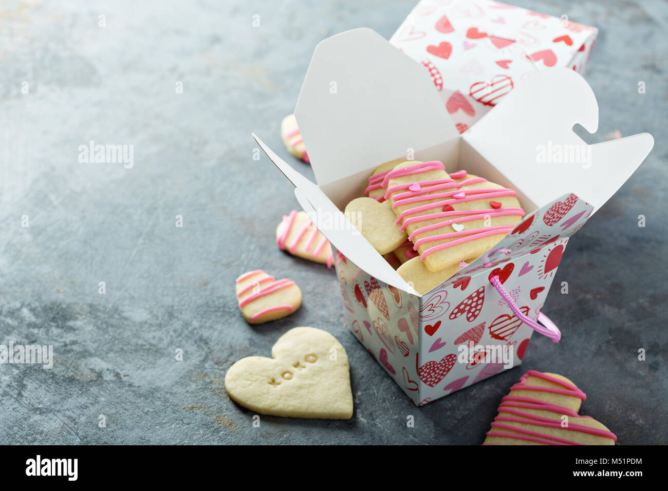 Una torta di rosso a forma di cuore per San Valentino, anniversari e  compleanni. tortine con decorazioni per il giorno di San Valentino Foto  stock - Alamy