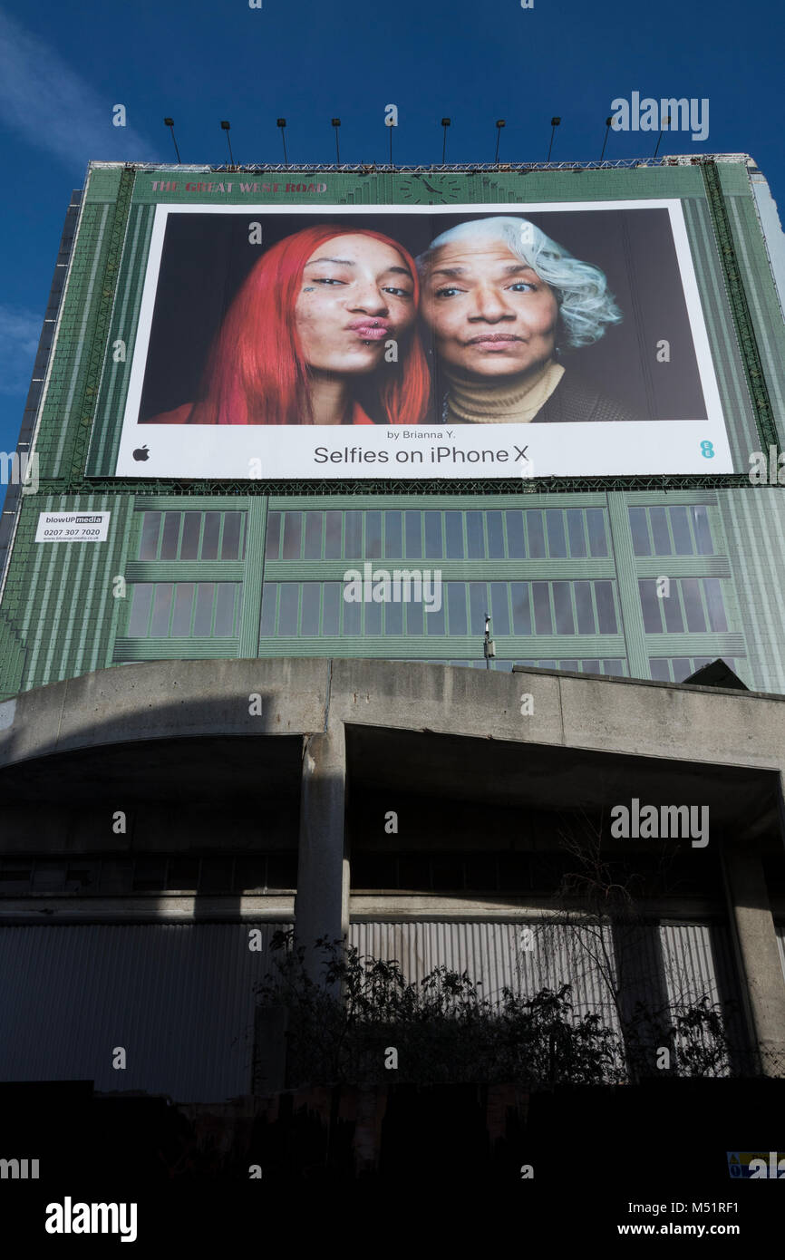 Selfie su cartellone digitale iPhone X a Brentford, West London, Inghilterra, Regno Unito Foto Stock