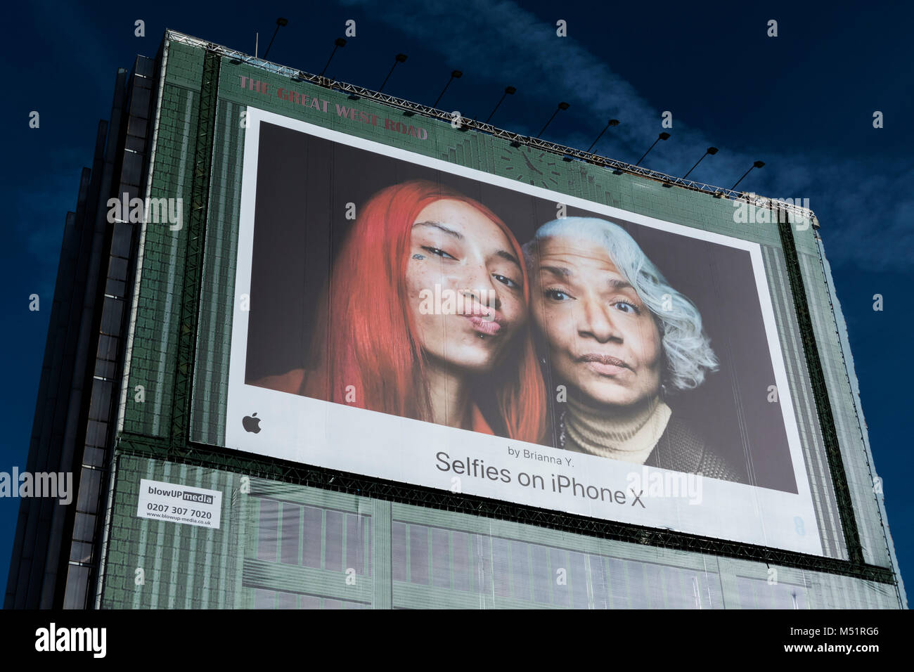 Selfies su iPhone X cartelloni digitali a Brentford, West London, Regno  Unito Foto stock - Alamy