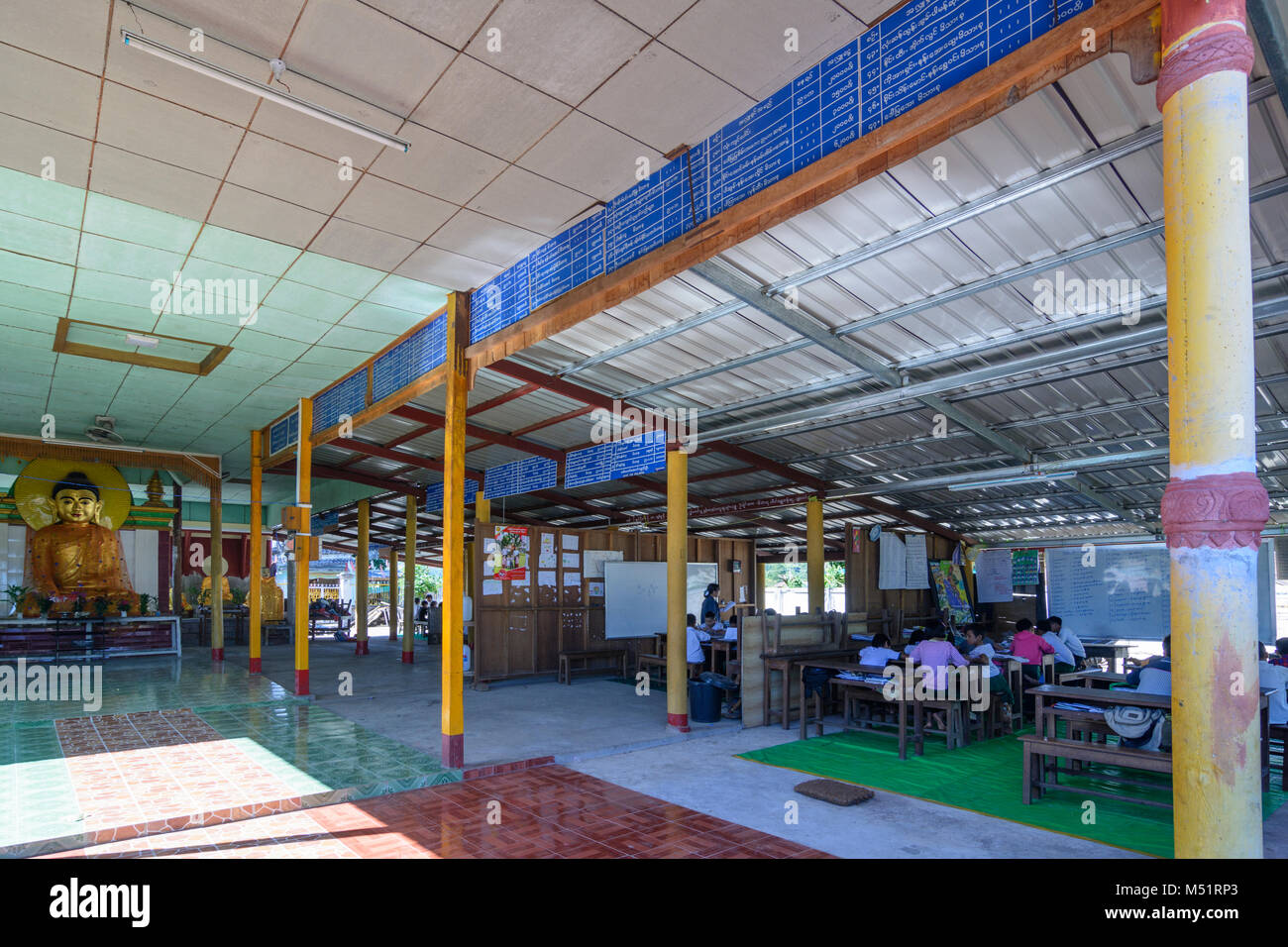 Hsipaw: scuola camera allievo maestro e tempio buddista, , stato Shan, Myanmar (Birmania) Foto Stock