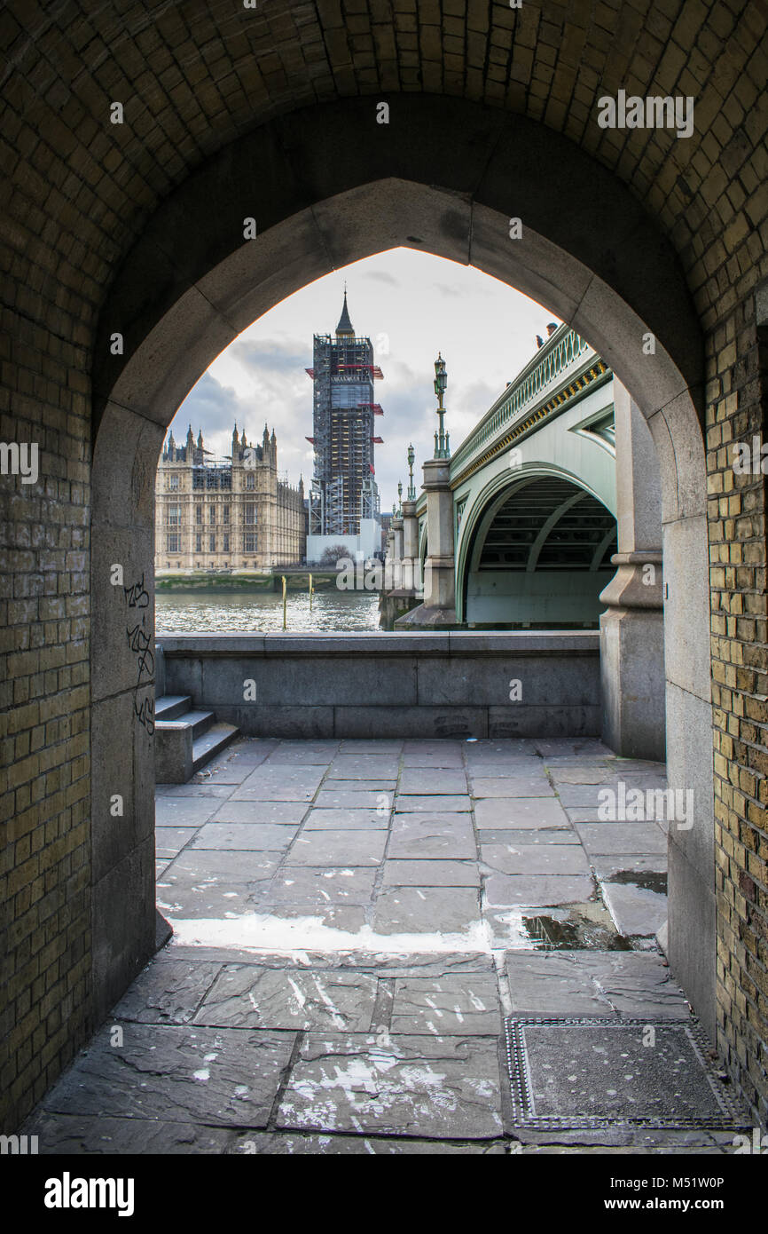 Guardando fuori , , Londra Big Ben e Westminster Bridge da un pedone ingresso della metropolitana Foto Stock