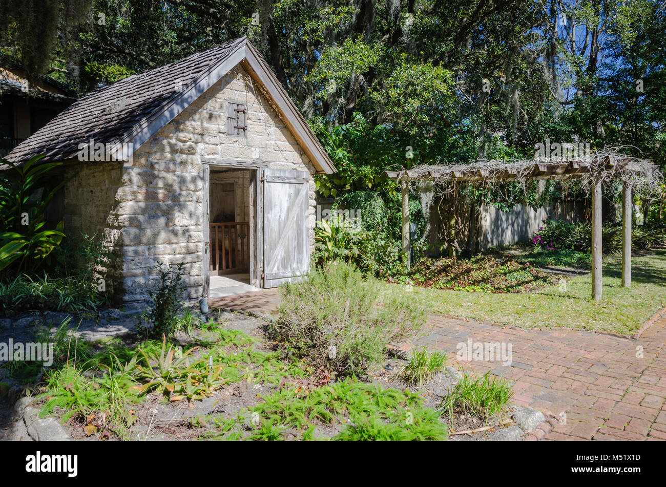 Cochina capannone di pietra e pergola nel giardino storico a più antica casa di sant Agostino, Florida. Foto Stock
