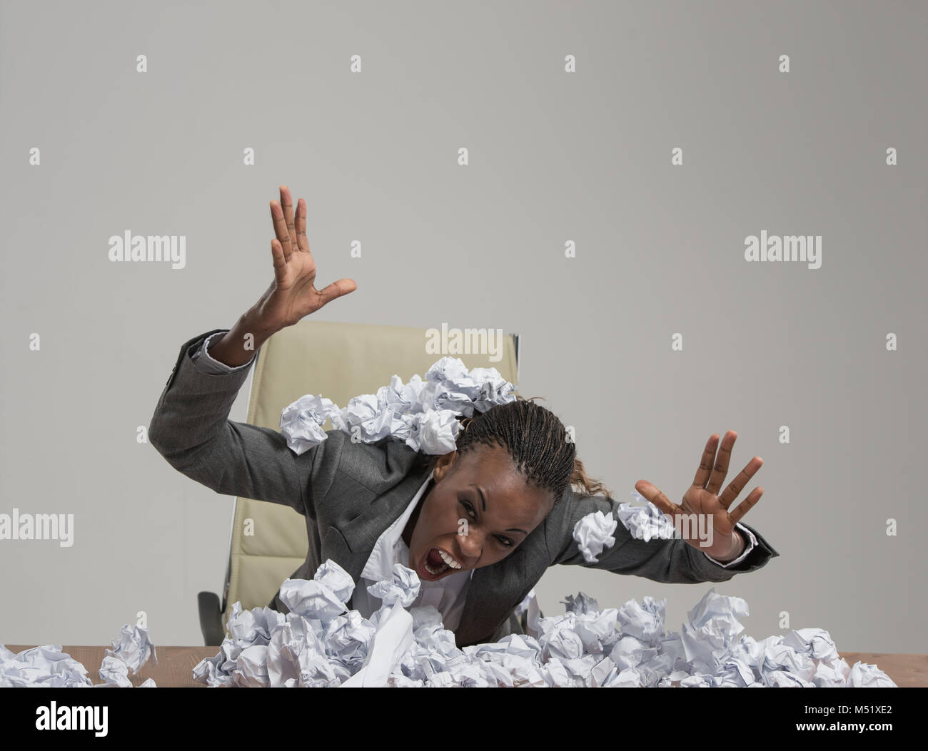 African business donna è stanco di lavoro . Seduta di fronte a carta sgualcita pila . Infelice con cv Foto Stock