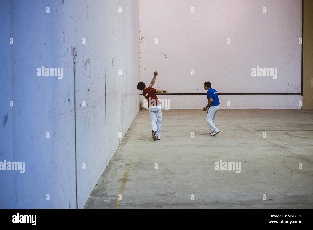 Due pelota basca i giocatori della formazione in corte, Pamplona, Navarra, Spagna Foto Stock Due pelota basca i giocatori della formazione in corte, Pamplona, Navarra, Spagna Foto Stock