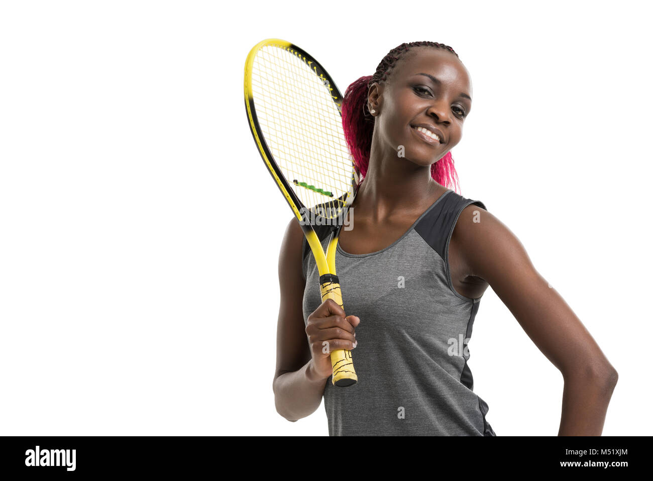 Mezza lunghezza Ritratto di giovane donna che gioca a tennis su un campo di scoria. Uno stile di vita sano. Isolato sfondo bianco Foto Stock