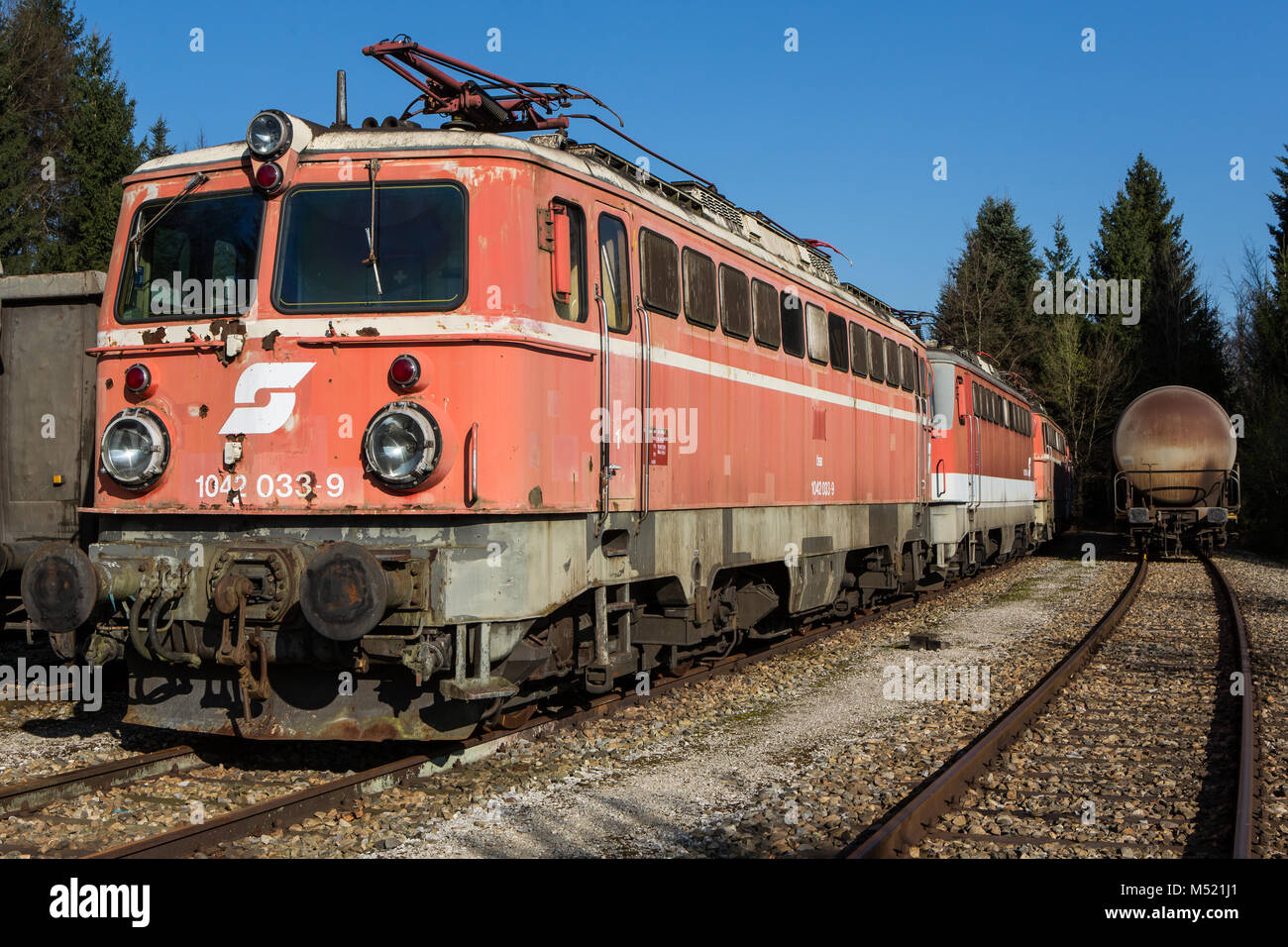 Vecchi treni abbandonati e carro merci Foto Stock