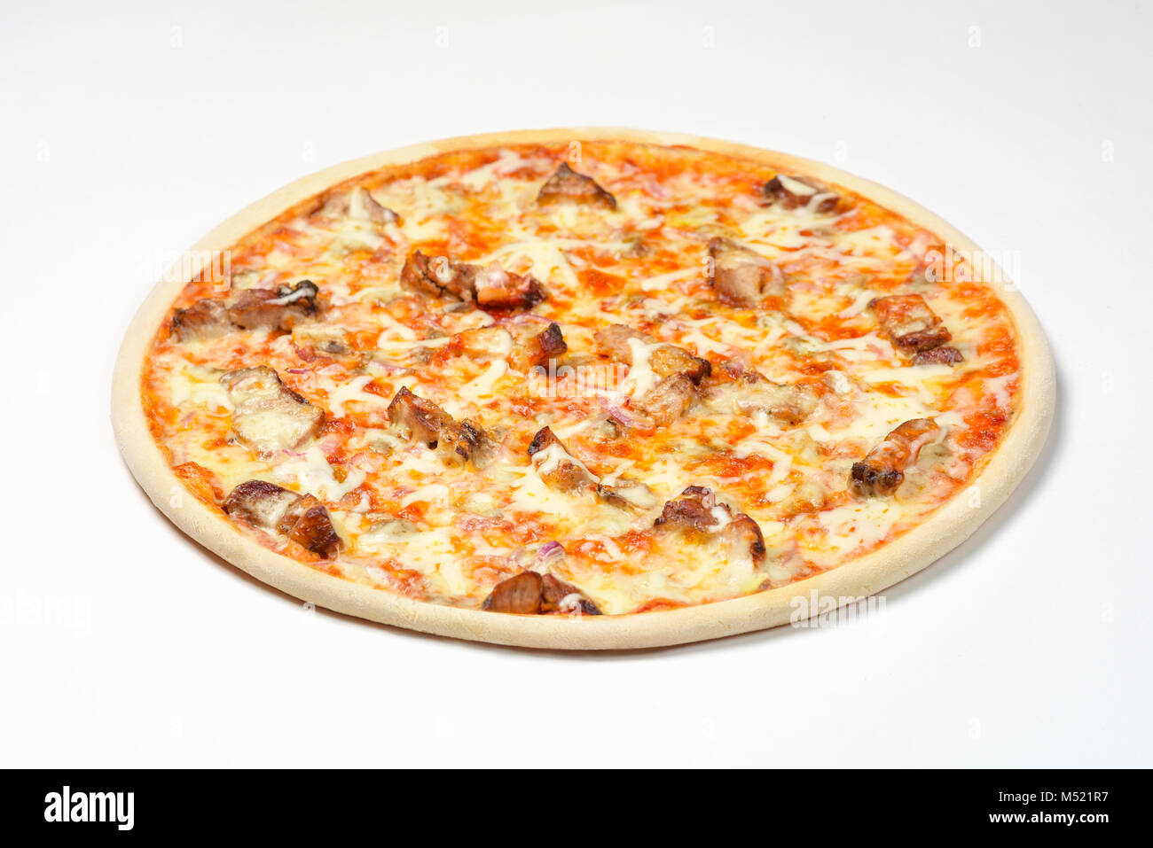 La Pizza con il kebab e funghi. Sfondo bianco Foto Stock