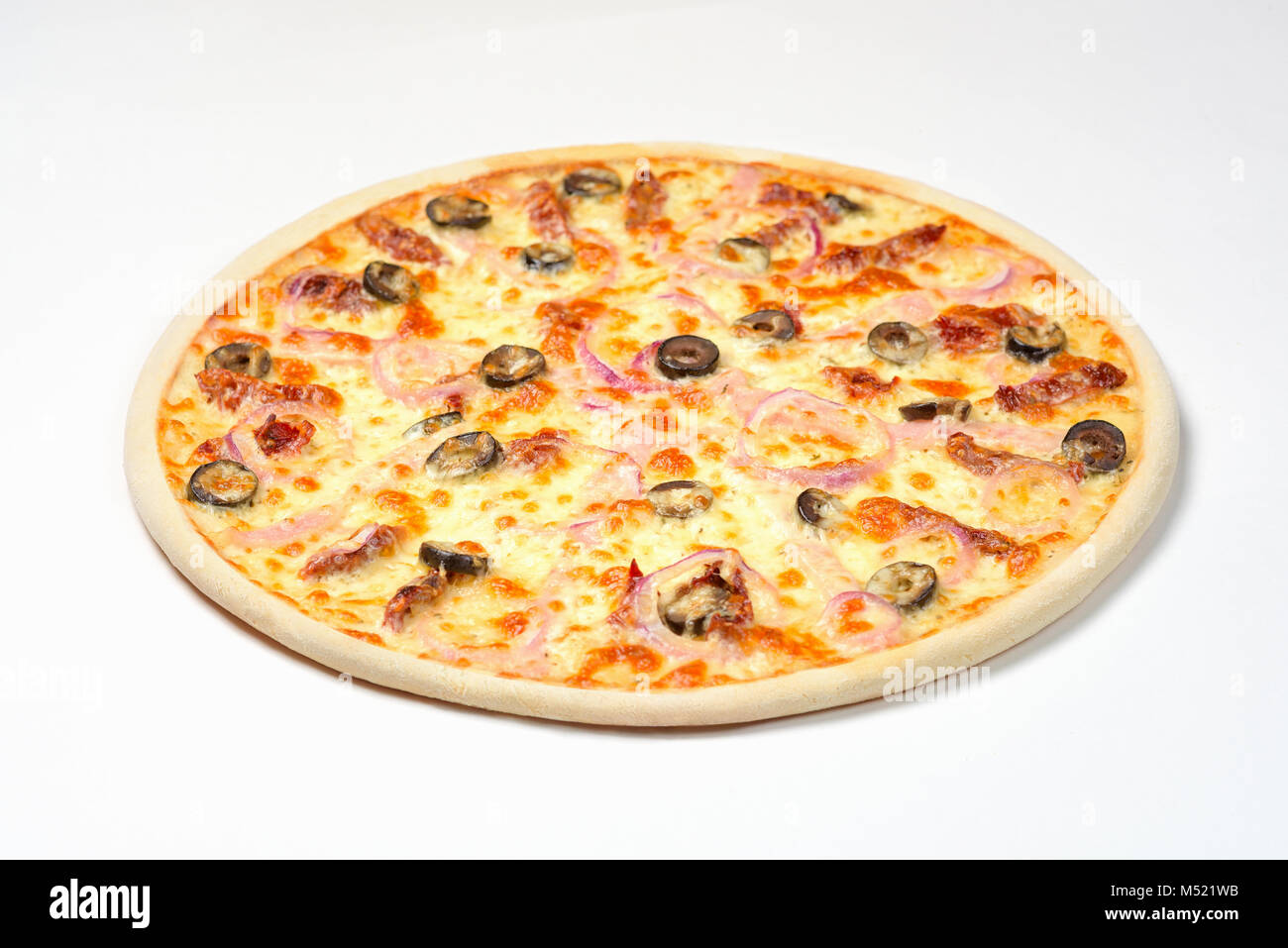 Pizza con prosciutto e sole-essiccati tomatoe. Sfondo bianco Foto Stock