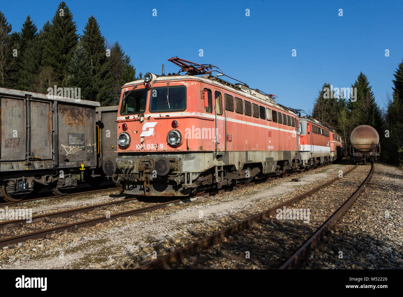 Vecchi treni abbandonati e carro merci Foto Stock