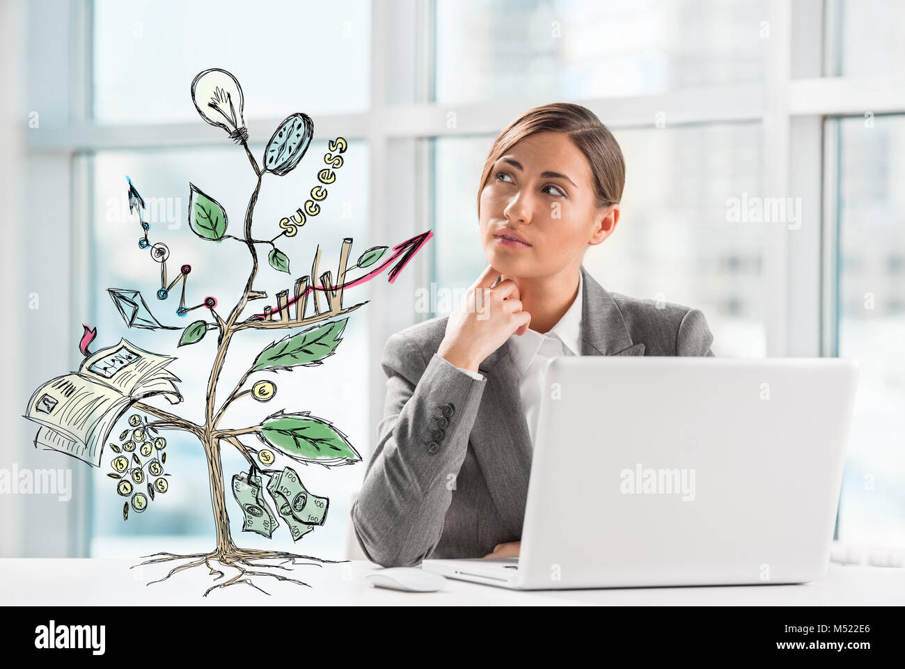 Concetto di società in crescita con lo schizzo di un impianto con i simboli di business e imprenditrice lavorando sul computer portatile Foto Stock