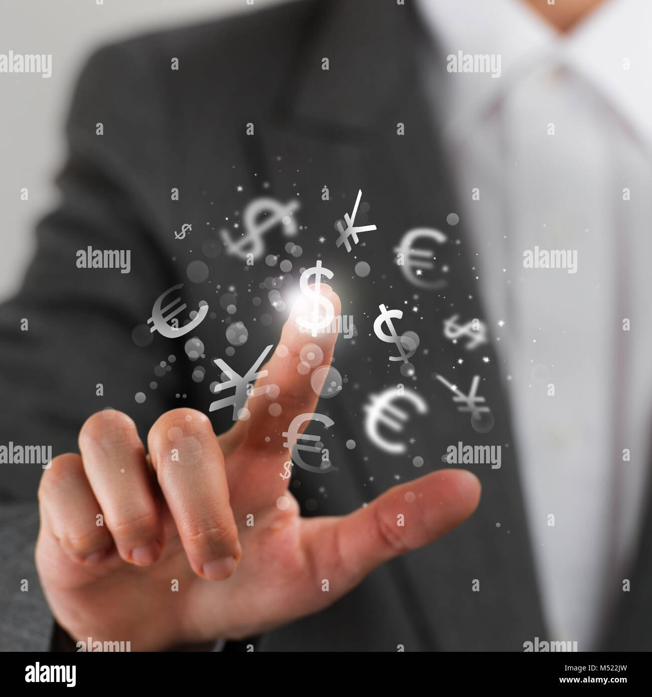 Concetto di investimento. Bella donna d'affari con i simboli di valuta. Foto Stock