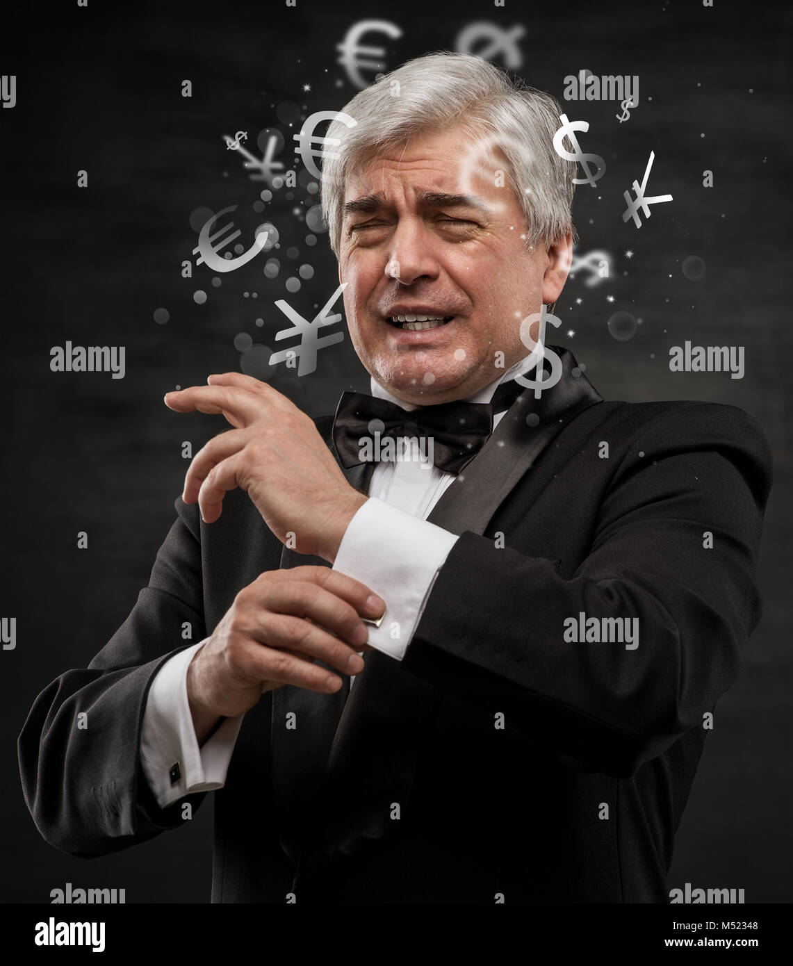 Bad Concetto di investimento. Triste uomo d affari con i simboli di valuta. Foto Stock