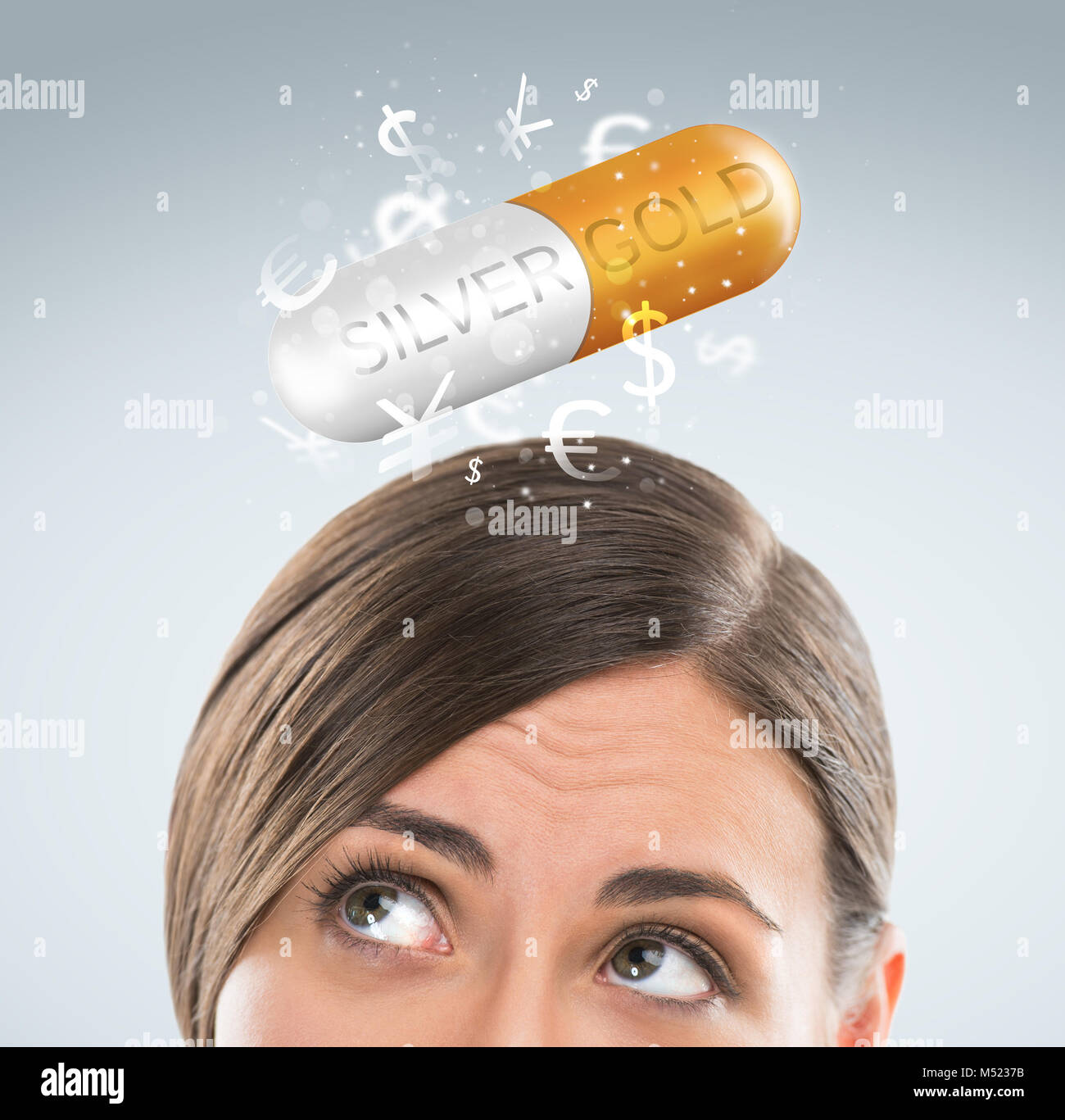 Concetto di investimento. Bella donna d'affari con i simboli di valuta. Foto Stock